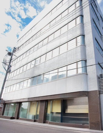 日本情報クリエイト株式会社の外観写真。6階建てのビル。